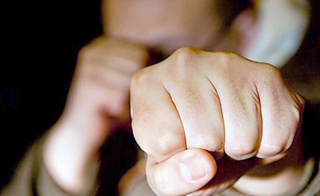 У Дніпрі неадекват тяжко побив працівника "швидкої"