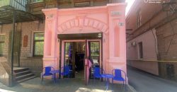 У Дніпрі власник кав'ярні отримав штраф за яскраво-рожевий фасад