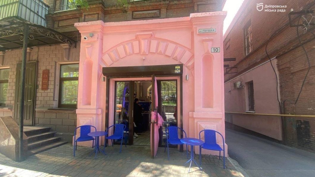 У Дніпрі власник кав'ярні отримав штраф за яскраво-рожевий фасад