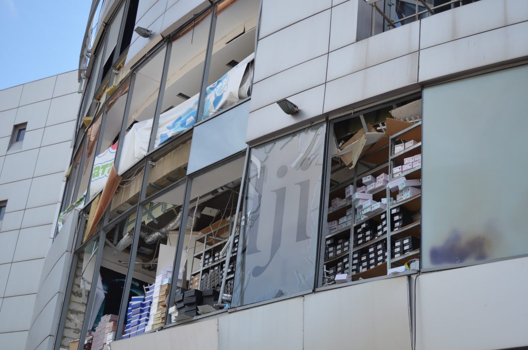 Выбиты окна, посекло перекрытие: как выглядит поврежденный ТЦ в Днепре - рис. 6