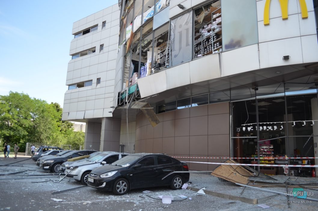Вибиті вікна, пошкоджені перекриття: як виглядає пошкоджений ТЦ у Дніпрі