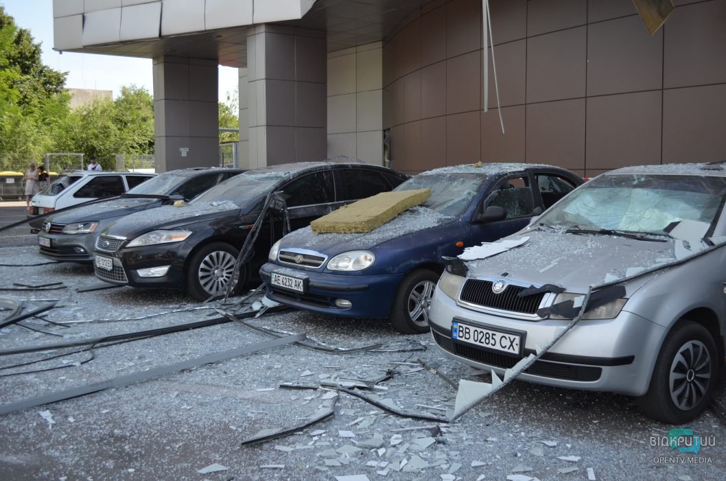 Вибиті вікна, пошкоджені перекриття: як виглядає пошкоджений ТЦ у Дніпрі