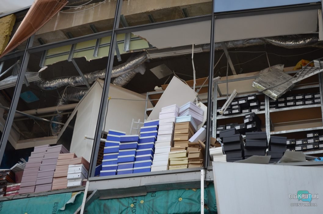 Выбиты окна, посекло перекрытие: как выглядит поврежденный ТЦ в Днепре - рис. 5