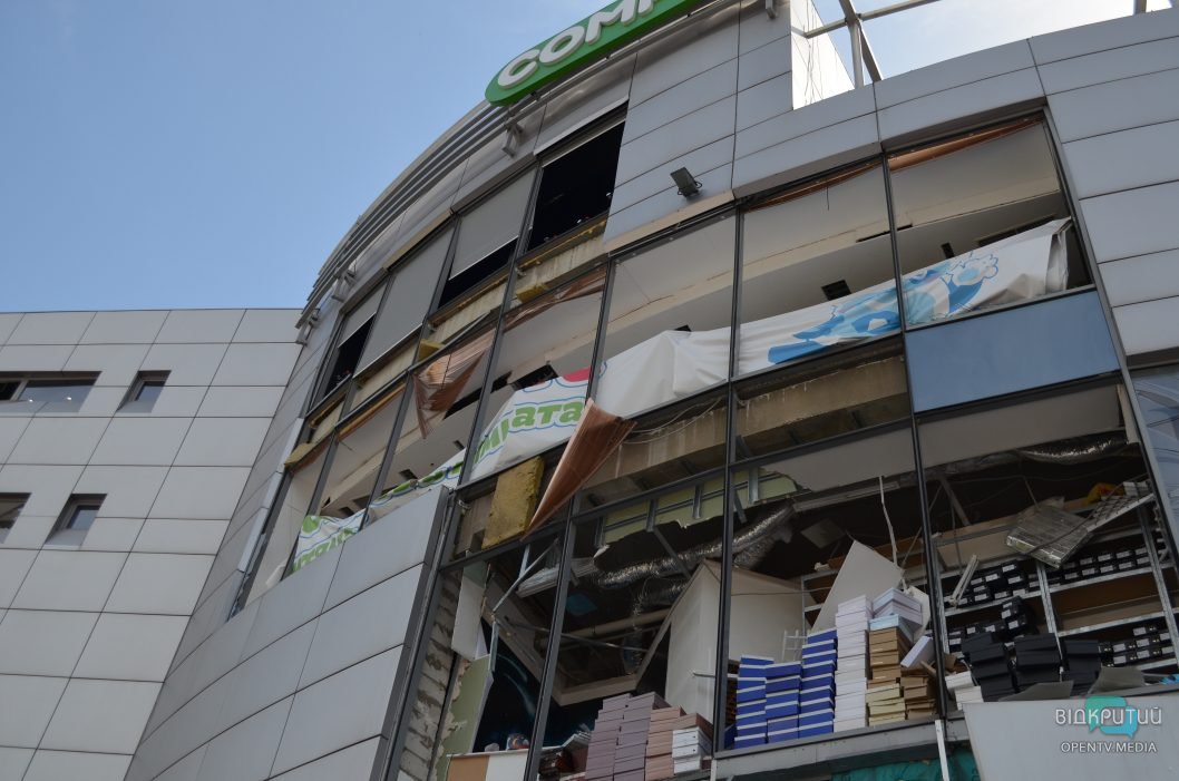 В результате ракетного обстрела в Днепре повреждены 6 учебных заведений - рис. 1