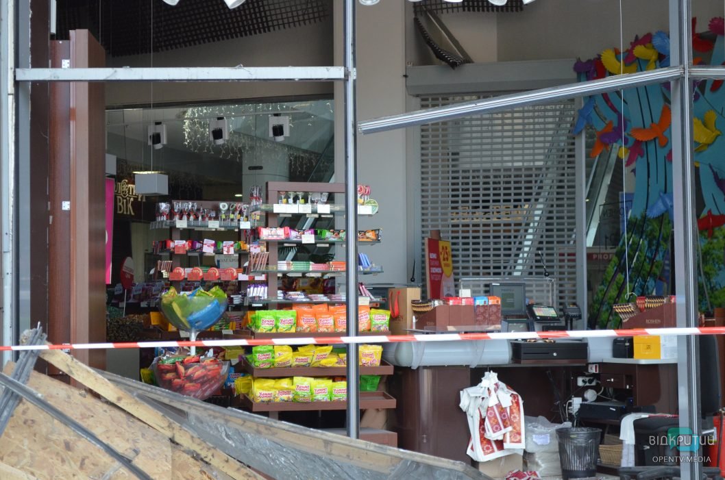 Выбиты окна, посекло перекрытие: как выглядит поврежденный ТЦ в Днепре - рис. 8