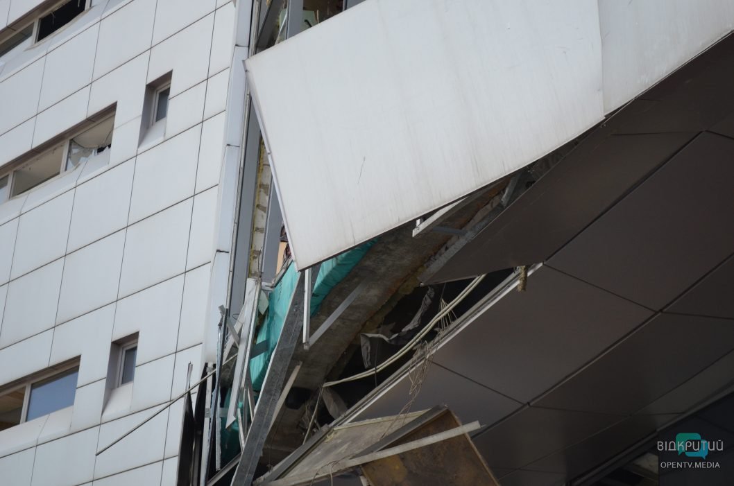 Выбиты окна, посекло перекрытие: как выглядит поврежденный ТЦ в Днепре - рис. 7