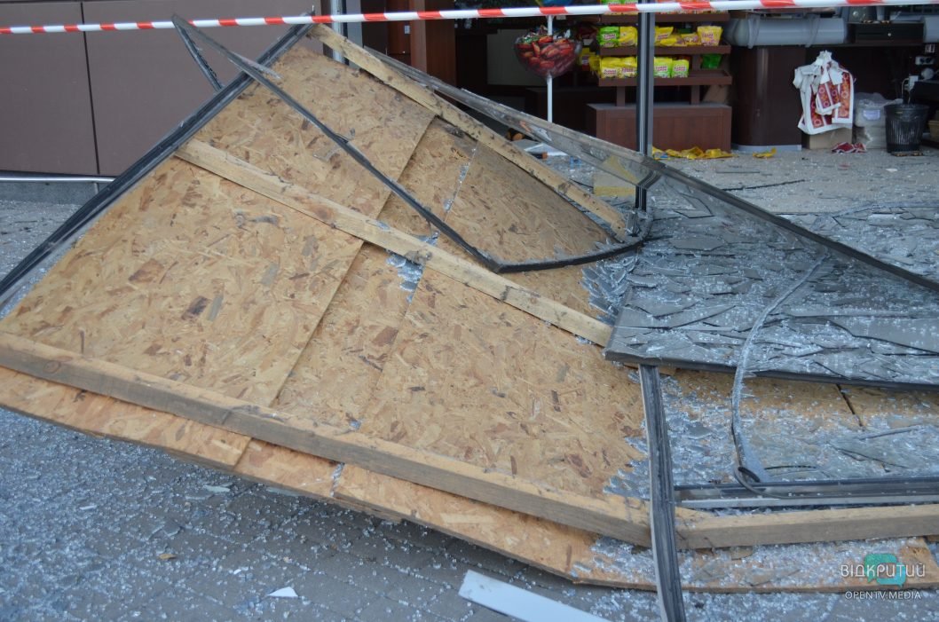 Выбиты окна, посекло перекрытие: как выглядит поврежденный ТЦ в Днепре - рис. 3