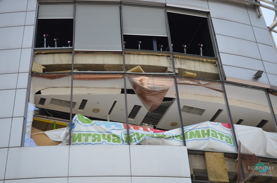 Выбиты окна, посекло перекрытие: как выглядит поврежденный ТЦ в Днепре - рис. 1