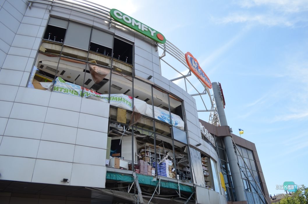 Вибиті вікна, пошкоджені перекриття: як виглядає пошкоджений ТЦ у Дніпрі