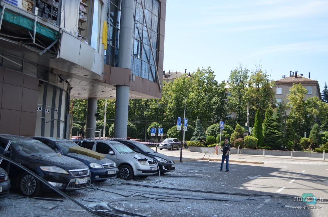 Вибиті вікна, пошкоджені перекриття: як виглядає пошкоджений ТЦ у Дніпрі