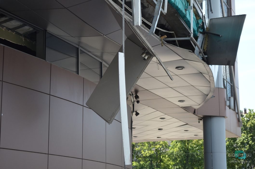 Выбиты окна, посекло перекрытие: как выглядит поврежденный ТЦ в Днепре - рис. 10