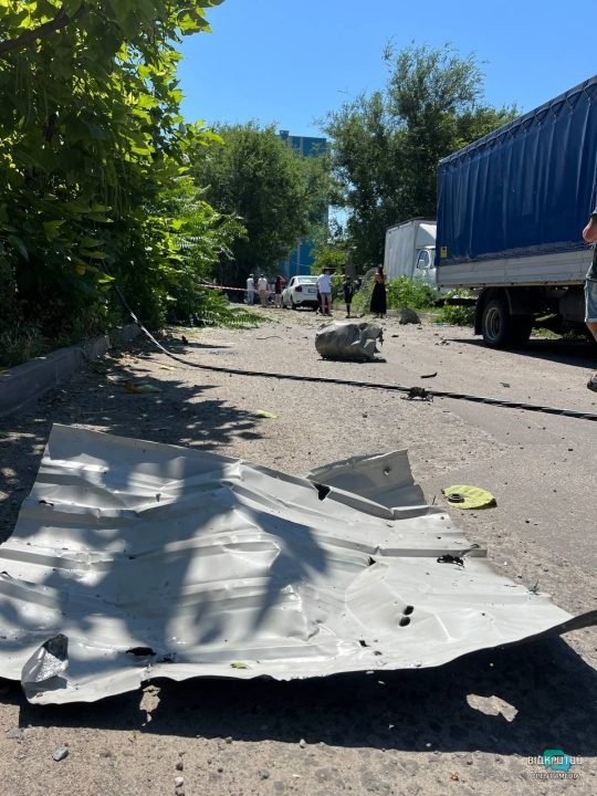 Пошкоджений будинок та зруйноване СТО: наслідки ракетного удару окупантів по Дніпру