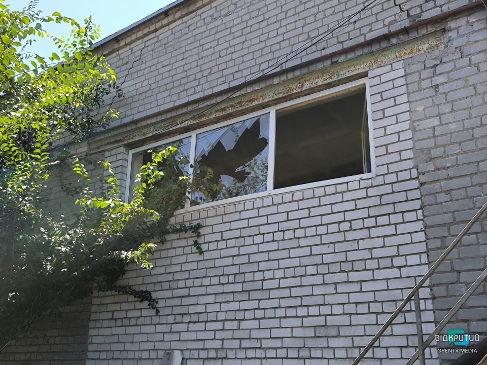 Пошкоджений будинок та зруйноване СТО: наслідки ракетного удару окупантів по Дніпру