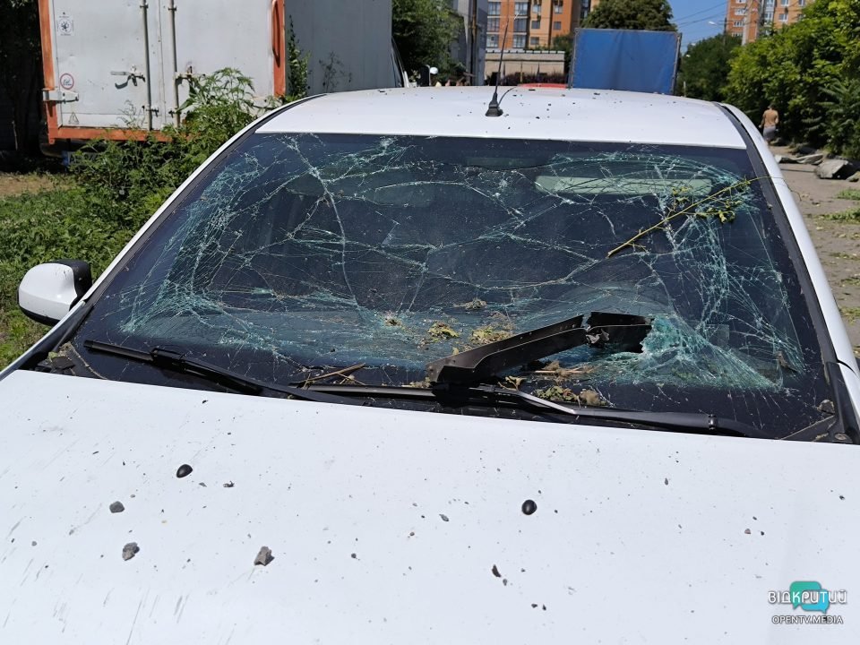 Пошкоджений будинок та зруйноване СТО: наслідки ракетного удару окупантів по Дніпру