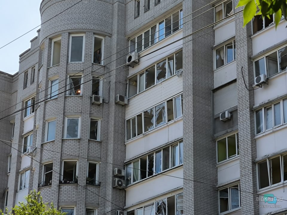 "Думки були тільки про дитину": дніпрянка розповіла про наслідки атаки по місту
