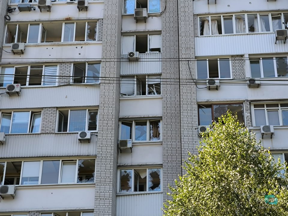 "Думки були тільки про дитину": дніпрянка розповіла про наслідки атаки по місту