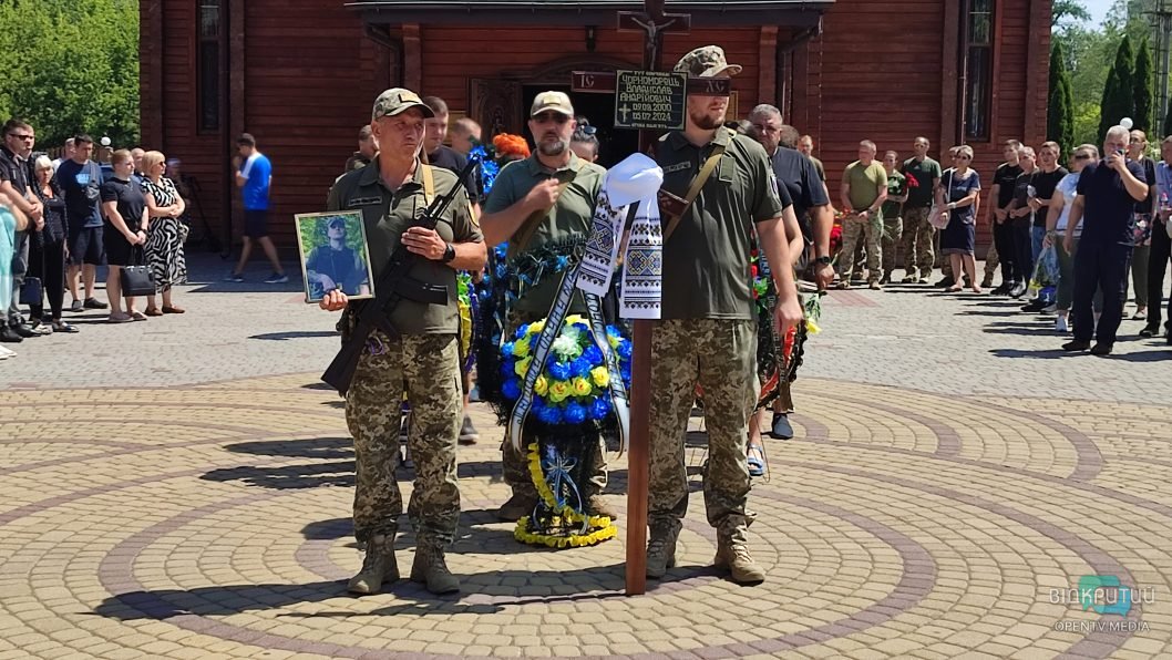 Захищав країну з 2014 року: у Дніпрі провели в останню путь відомого футбольного фаната «Чорномора»