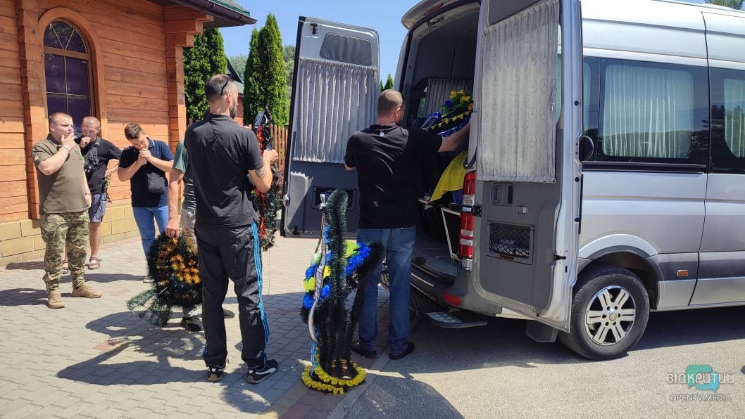 Захищав країну з 2014 року: у Дніпрі провели в останню путь відомого футбольного фаната «Чорномора»