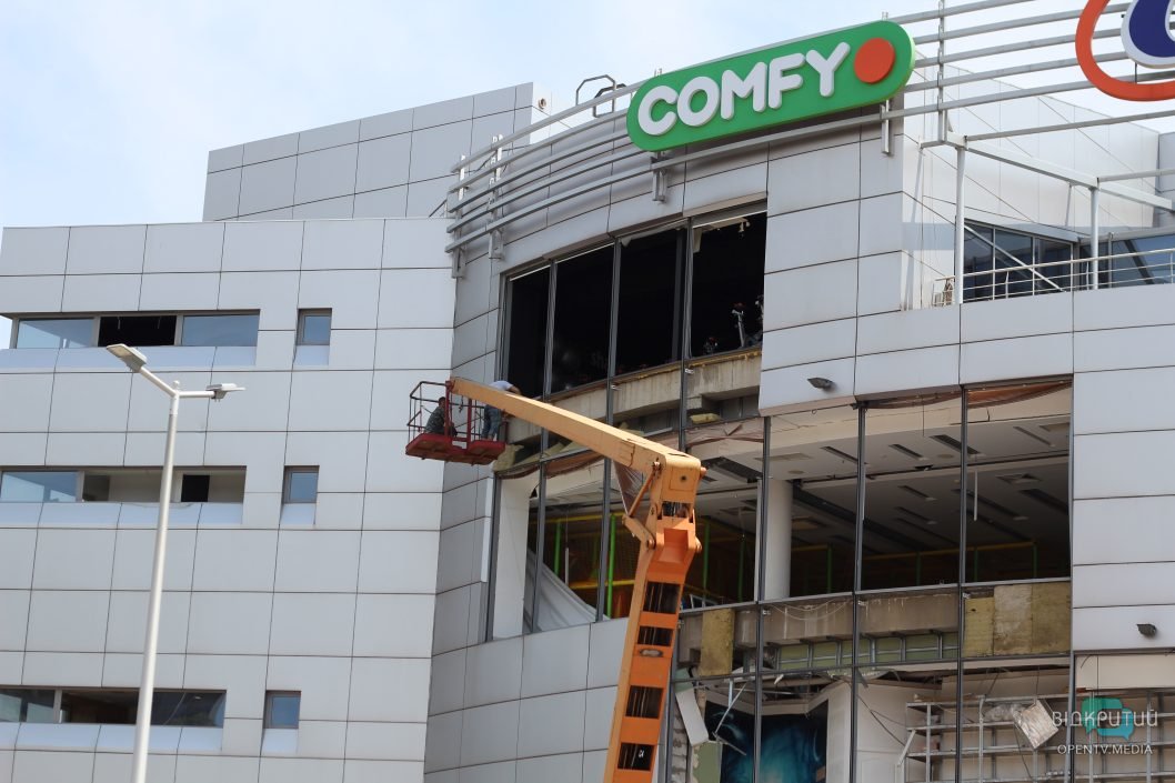 Пошкоджений ТЦ у Дніпрі відновив роботу після ракетного обстрілу окупантів