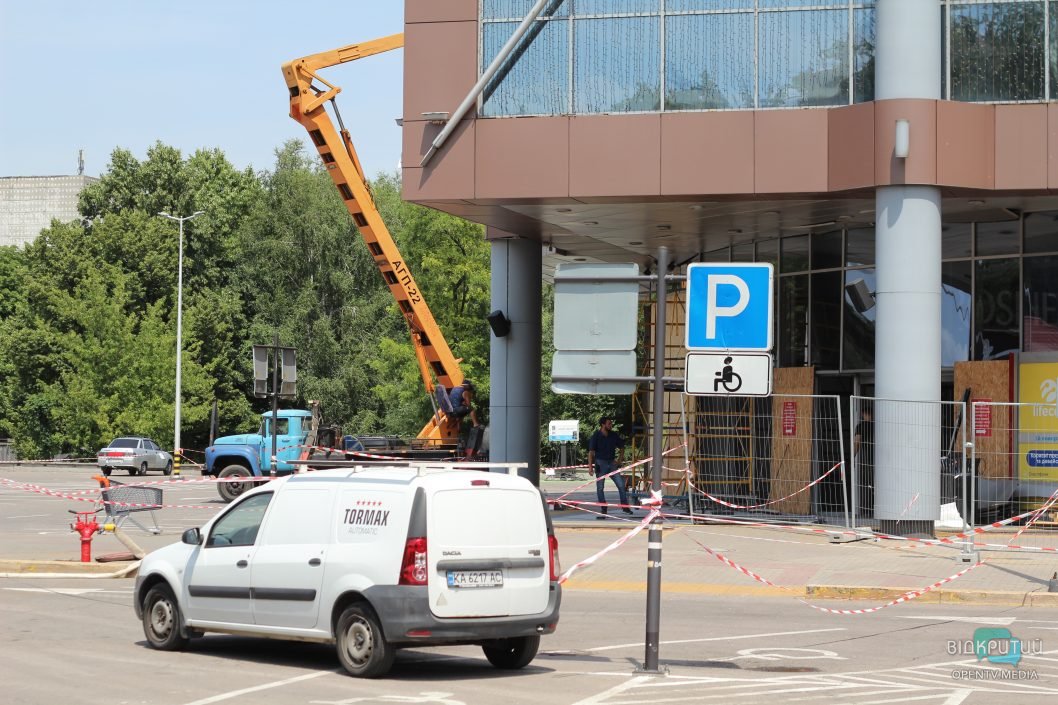 Пошкоджений ТЦ у Дніпрі відновив роботу після ракетного обстрілу окупантів