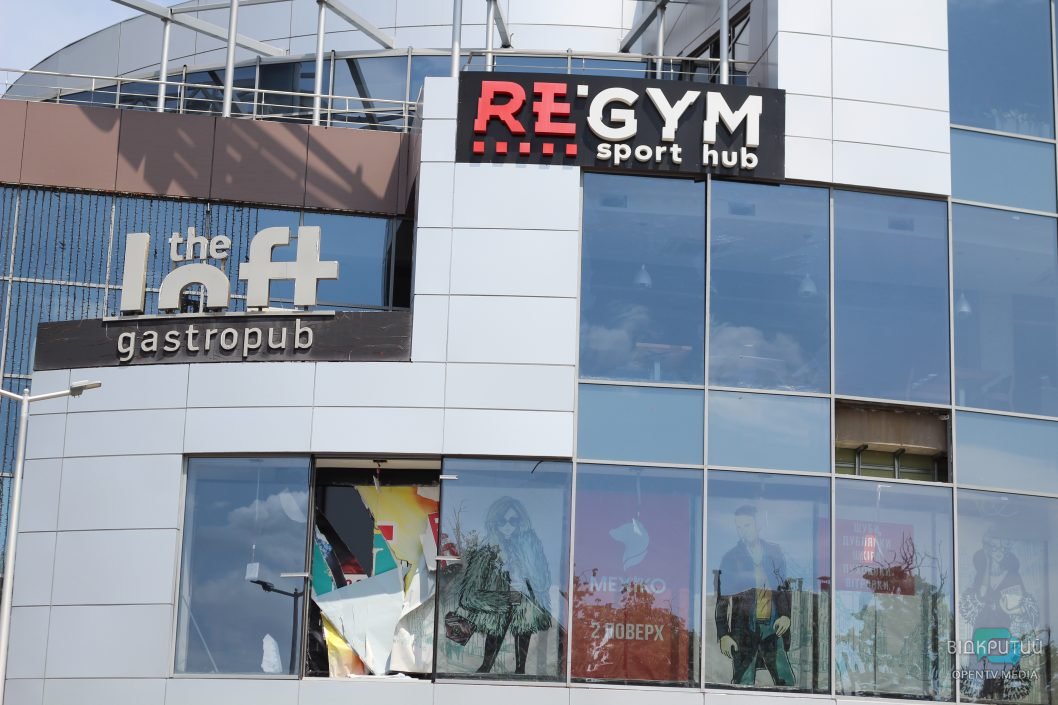 Пошкоджений ТЦ у Дніпрі відновив роботу після ракетного обстрілу окупантів