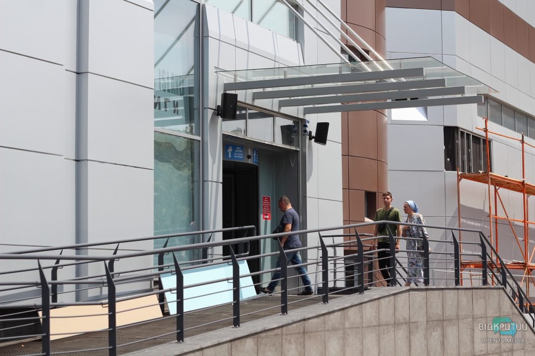 Пошкоджений ТЦ у Дніпрі відновив роботу після ракетного обстрілу окупантів