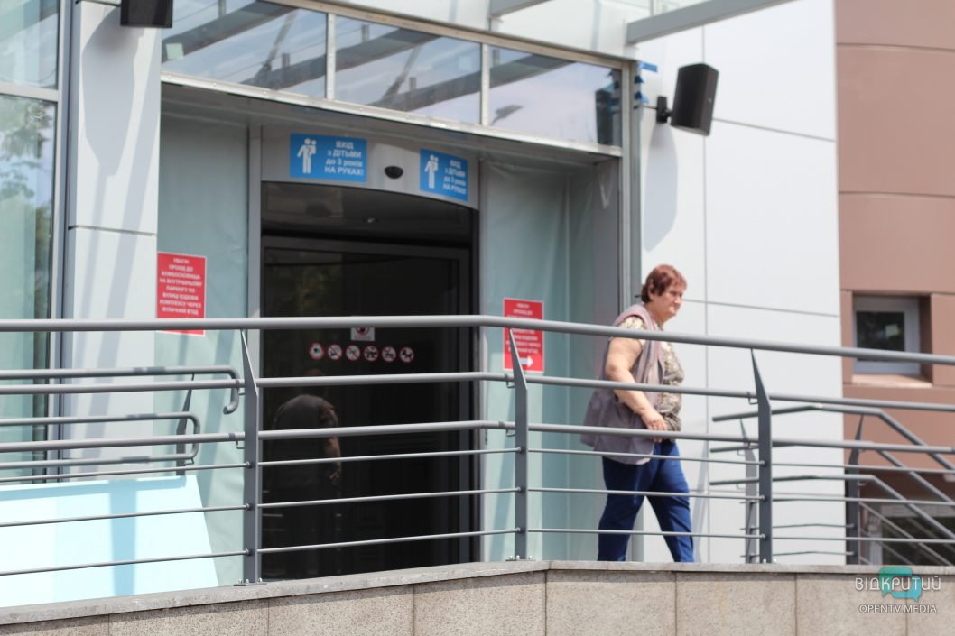 Пошкоджений ТЦ у Дніпрі відновив роботу після ракетного обстрілу окупантів