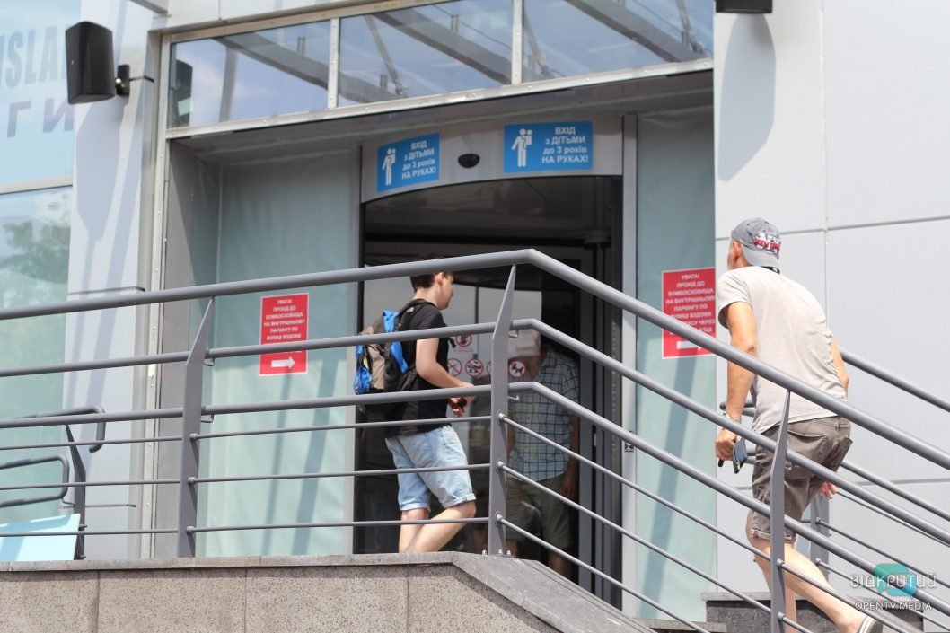 Пошкоджений ТЦ у Дніпрі відновив роботу після ракетного обстрілу окупантів