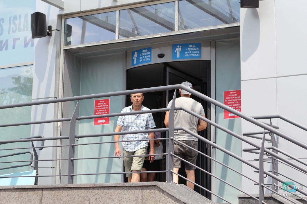 Пошкоджений ТЦ у Дніпрі відновив роботу після ракетного обстрілу окупантів