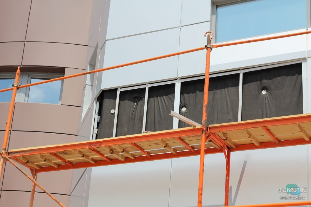 Пошкоджений ТЦ у Дніпрі відновив роботу після ракетного обстрілу окупантів