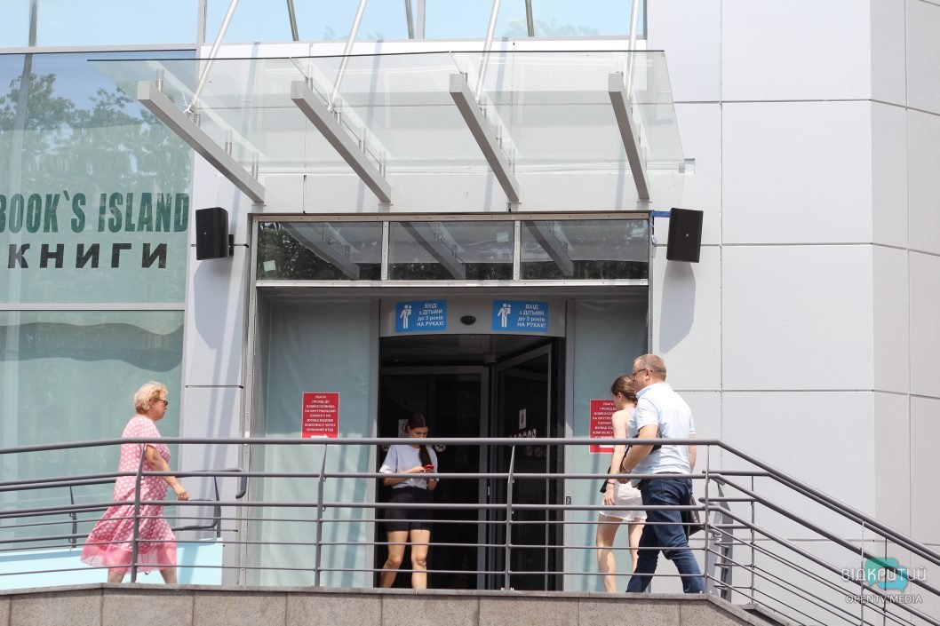 Пошкоджений ТЦ у Дніпрі відновив роботу після ракетного обстрілу окупантів