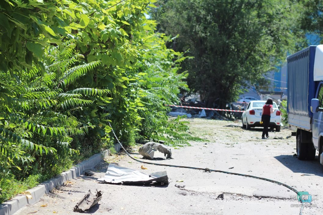 Пошкоджений будинок та зруйноване СТО: наслідки ракетного удару окупантів по Дніпру