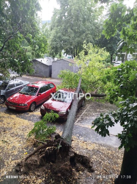 Днепр накрыл сильный ливень: улицы города затопило - рис. 1