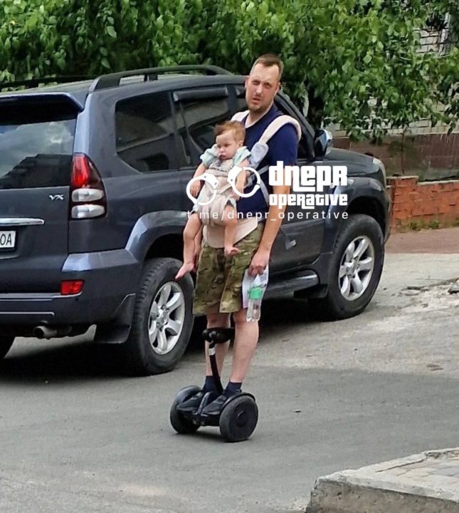 У Дніпрі чоловік катався на гіроборді з немовлям на руках - рис. 1