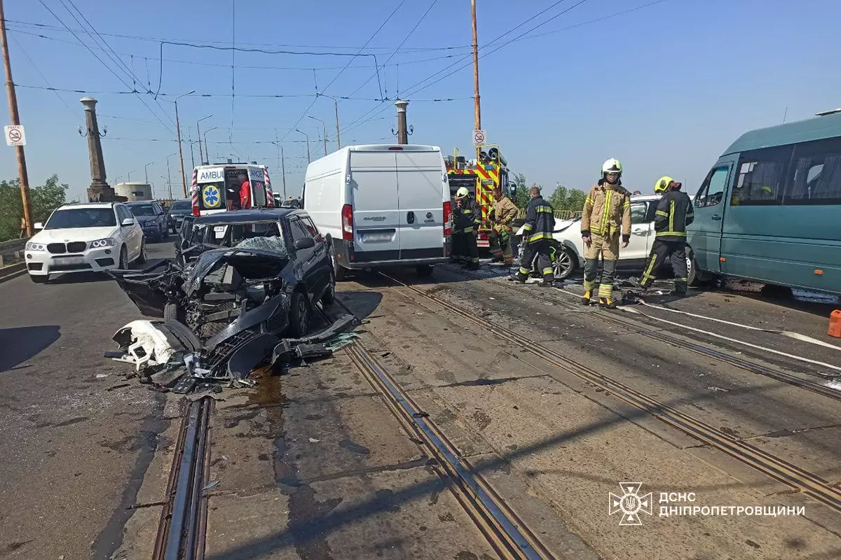 Розбиті авто та 6 постраждалих: подробиці масштабної ДТП на Амурському мосту у Дніпрі - рис. 1