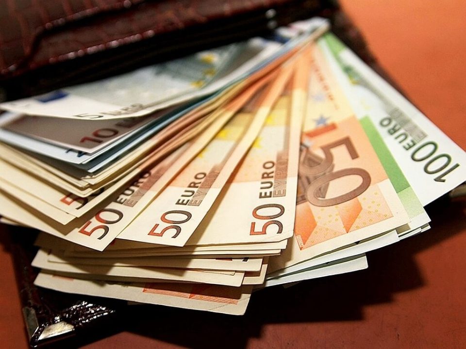 В Україні рекордний обвал курсу національної валюти: євро вперше коштує дорожче 45 гривень - рис. 1
