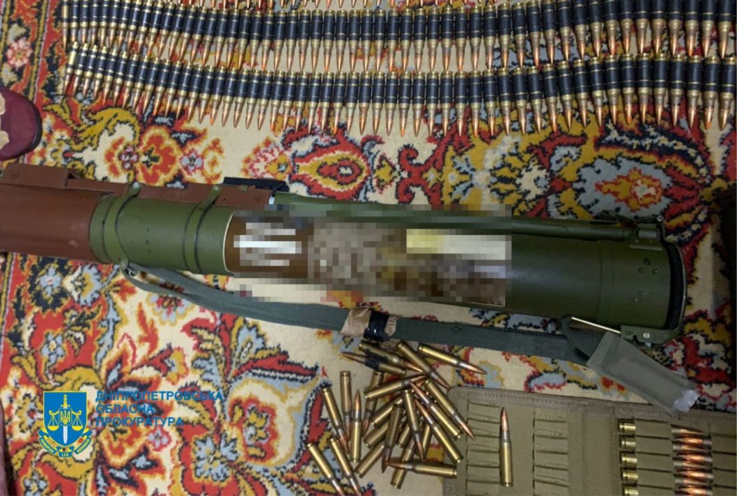 Арсенал в багатоповерхівці: у Дніпрі викрили двох ділків, які продавали зброю та боєприпаси - рис. 1