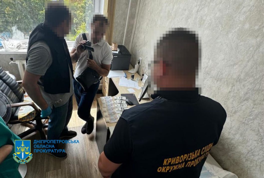 У Кривому Розі медик за 30 тисяч гривень обіцяв домовитись про інвалідність військовозобовʼязаному - рис. 1