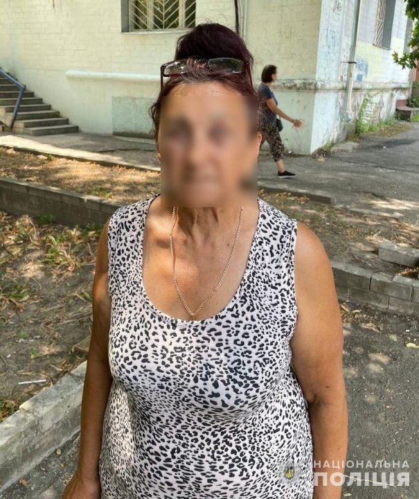 Сувеніри замість грошей: у Дніпрі літня жінка ошукала двох пенсіонерів на 18 тисяч гривень - рис. 1