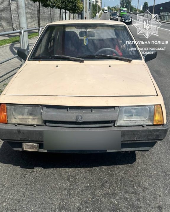 У Дніпрі нетверезий водій автомобіля ВАЗ скоїв ДТП та втік з місця аварії - рис. 1