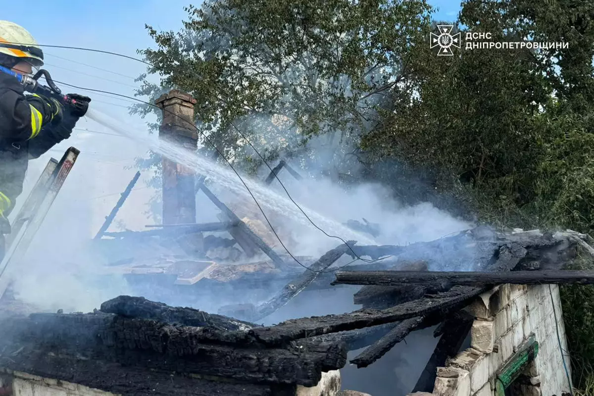 У Дніпрі двоє 13-річних дівчат отруїлися чадним газом під час пожежі - рис. 1