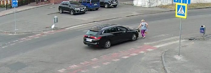 В Днепре водитель Renault сбил женщину на пешеходном переходе - рис. 1