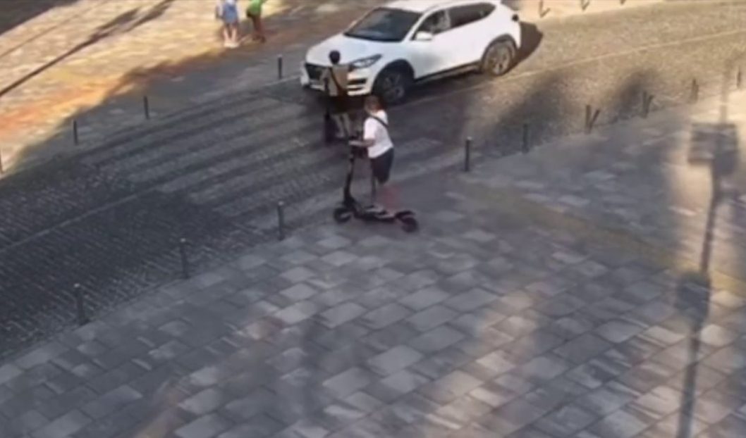 В Днепре на площади Шевченко сбили ребенка на самокате: 12-летнего парня госпитализировали - рис. 1