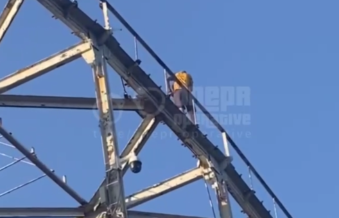 Захотелось экстрима: в Днепре мужчина забрался на верхушку моста на Монастырский остров - рис. 1