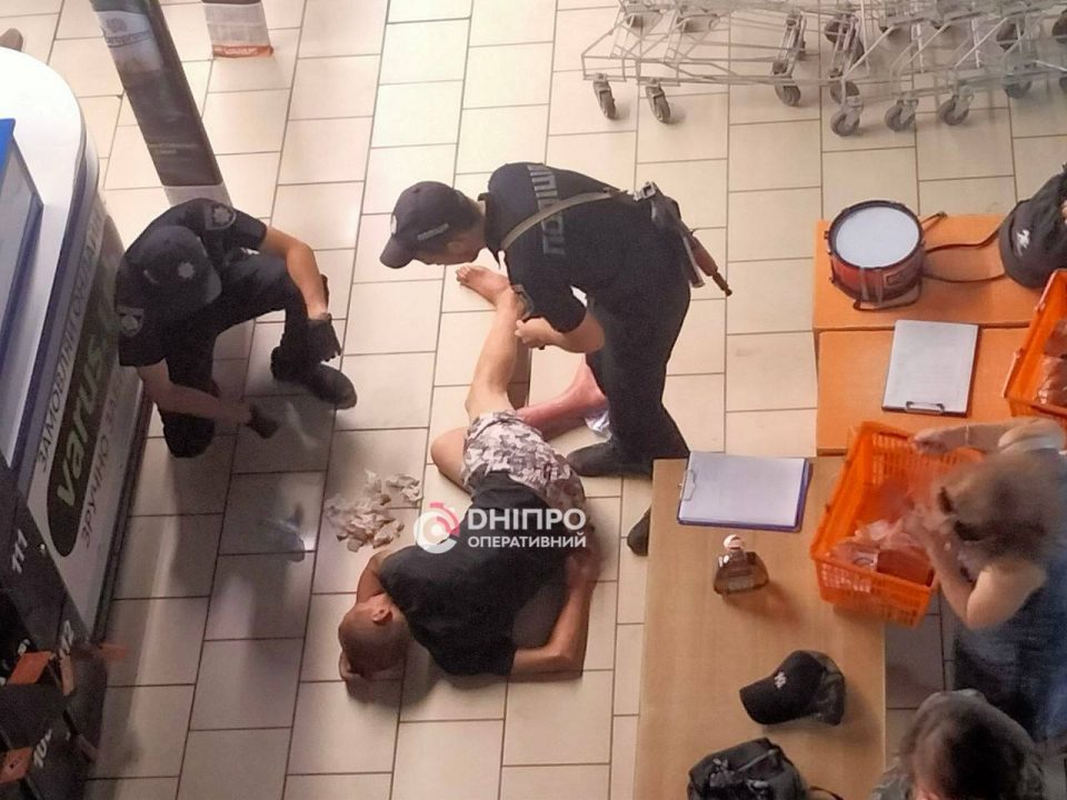 У Дніпрі затримали чоловіка, який намагався викрасти коньяк з барабаном в руках