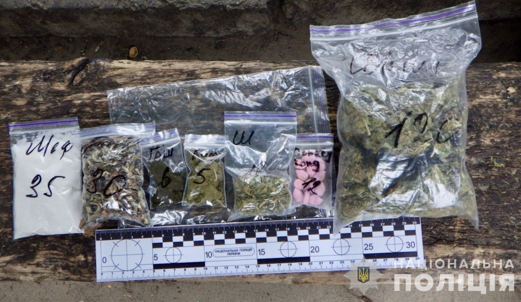 Наркотики прятала в пакете из-под сока: в Днепре задержали 26-летнюю закладчицу - рис. 3