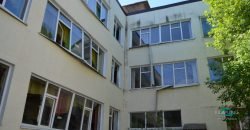 Потрощені вікна та стелі: у Дніпрі внаслідок ракетної атаки окупантів постраждали школа та дитячий садок