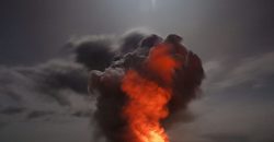 Яркая вспышка и облако дыма: момент ракетного удара по Днепру попал на видео - рис. 11