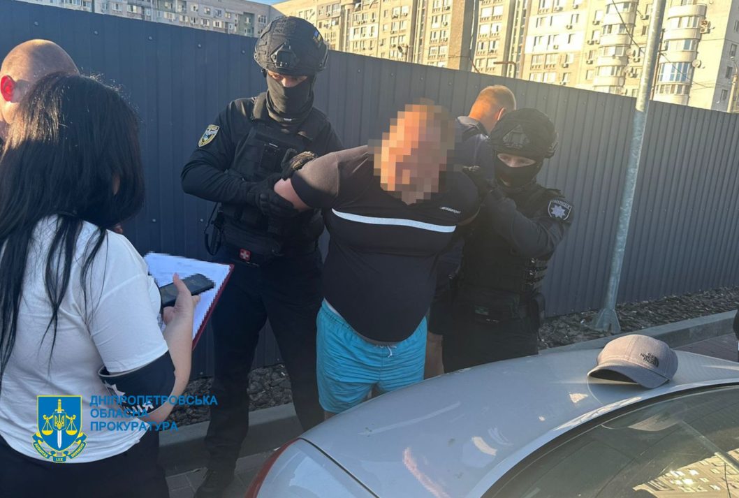 На Дніпропетровщині затримали чоловіка, який допомагав ухилянтам виїздити за кордон