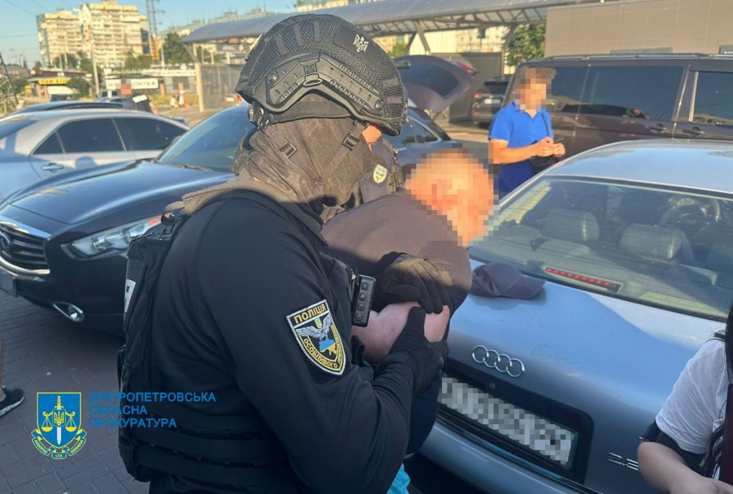 На Дніпропетровщині затримали чоловіка, який допомагав ухилянтам виїздити за кордон